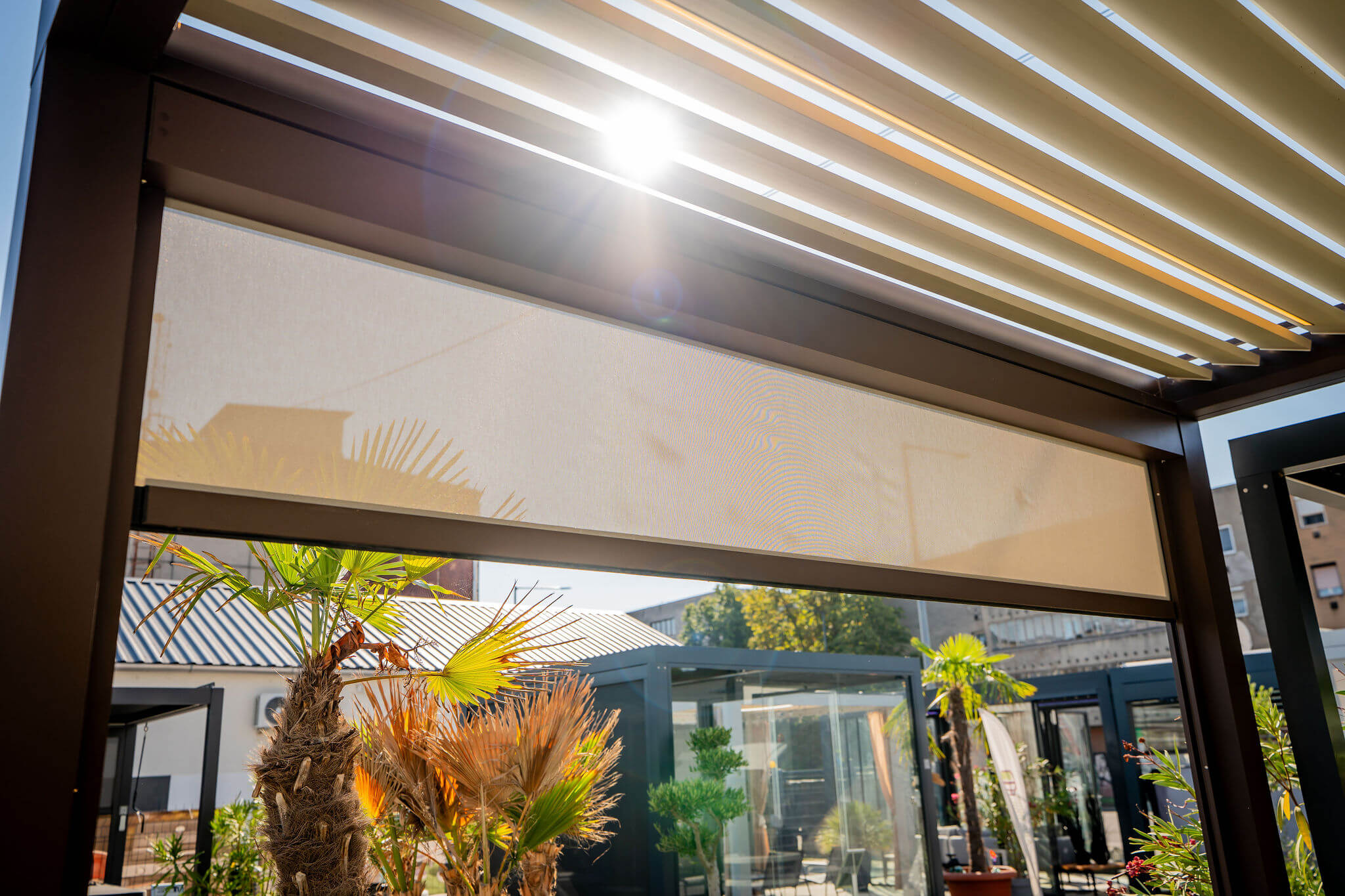 Könyökkaros Árnyékoló